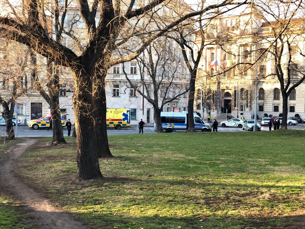 Horké chvilky zažili kolemjdoucí v sobotu odpoledne u pražského hlavního nádraží. Muž s plynovou zbraní tu hrozil střelbou, vyhrožoval sebevraždou.