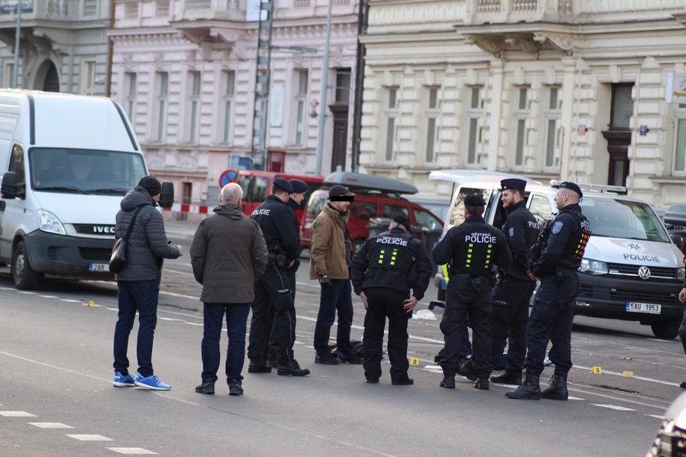 Horké chvilky zažili kolemjdoucí v sobotu odpoledne u pražského hlavního nádraží. Muž s plynovou zbraní tu hrozil střelbou, vyhrožoval sebevraždou.