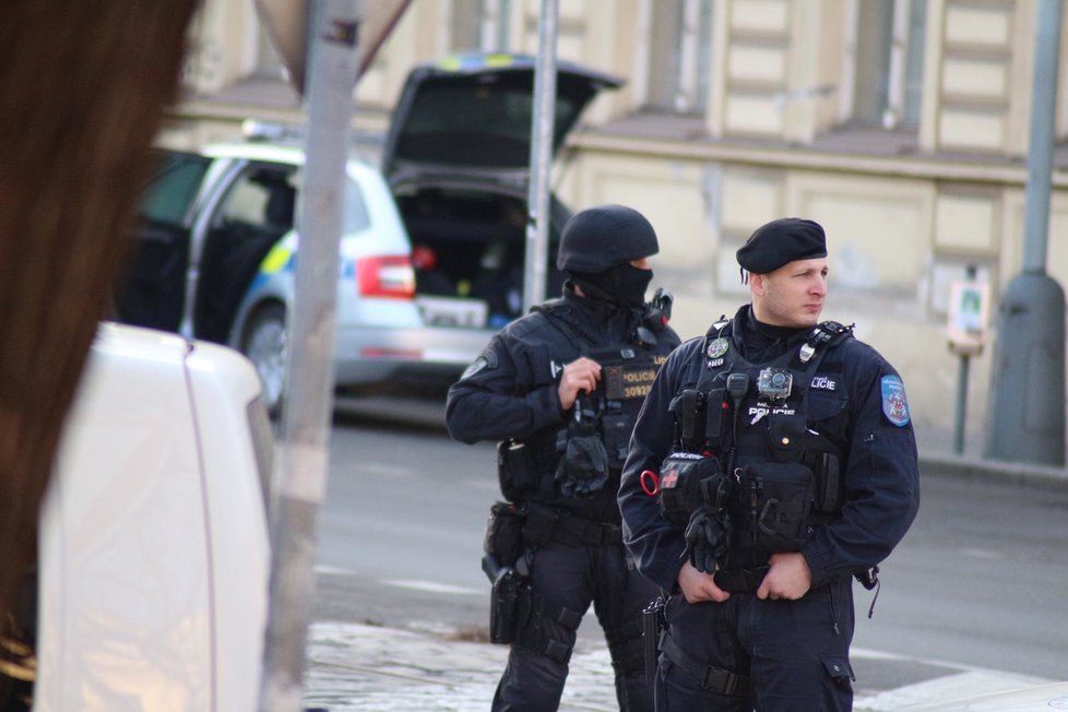 Policisté i záchranáři museli zasahovat v sobotu odpoledne u hlavního nádraží. Pohyboval se zde ozbrojený muž, který vyhrožoval střelbou.