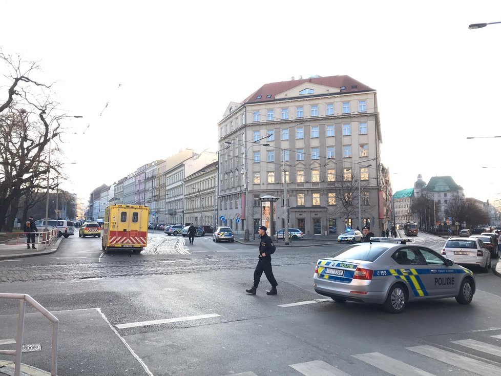 Policisté i záchranáři museli zasahovat v sobotu odpoledne u hlavního nádraží. Pohyboval se zde ozbrojený muž, který vyhrožoval střelbou.