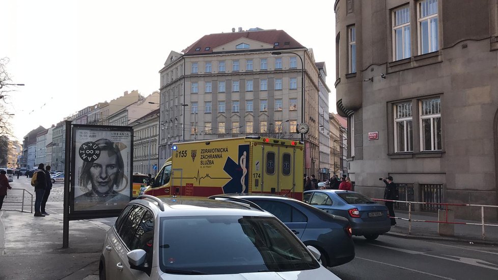 Policisté i záchranáři museli zasahovat v sobotu odpoledne u hlavního nádraží. Pohyboval se zde ozbrojený muž, který vyhrožoval střelbou.