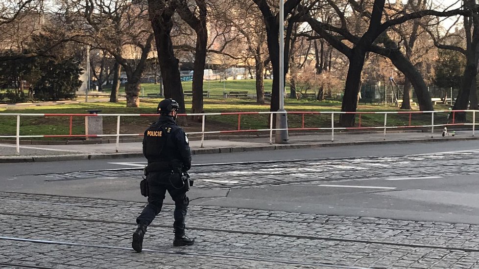 Policisté i záchranáři museli zasahovat v sobotu odpoledne u hlavního nádraží. Pohyboval se zde ozbrojený muž, který vyhrožoval střelbou.