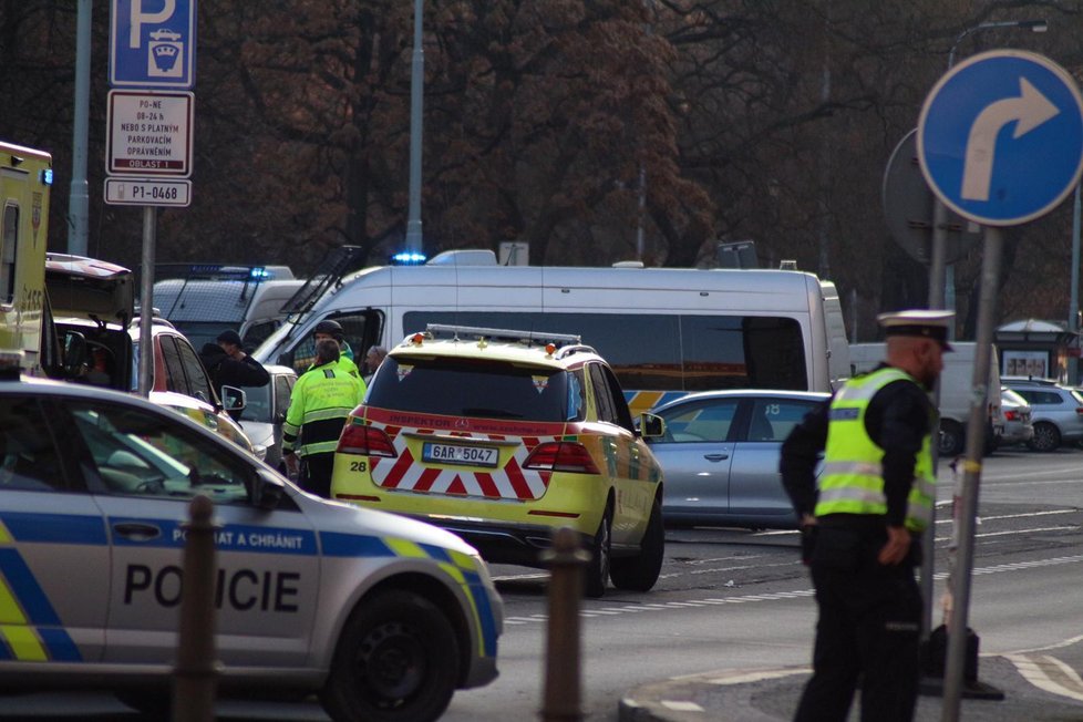 Policisté i záchranáři museli zasahovat v sobotu odpoledne u hlavního nádraží. Pohyboval se zde ozbrojený muž, který vyhrožoval střelbou.