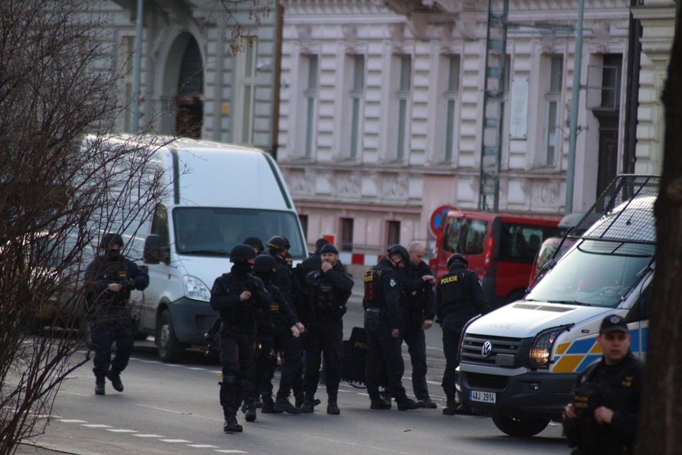 Policisté i záchranáři museli zasahovat v sobotu odpoledne u hlavního nádraží. Pohyboval se zde ozbrojený muž, který vyhrožoval střelbou.