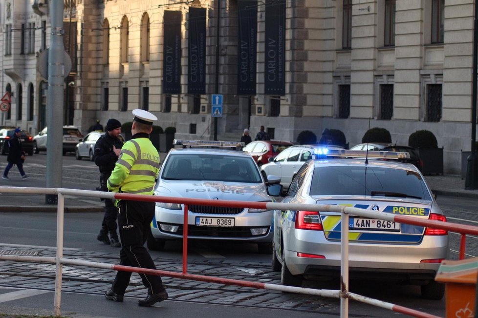 Policisté i záchranáři museli zasahovat v sobotu odpoledne u hlavního nádraží. Pohyboval se zde ozbrojený muž, který vyhrožoval střelbou.