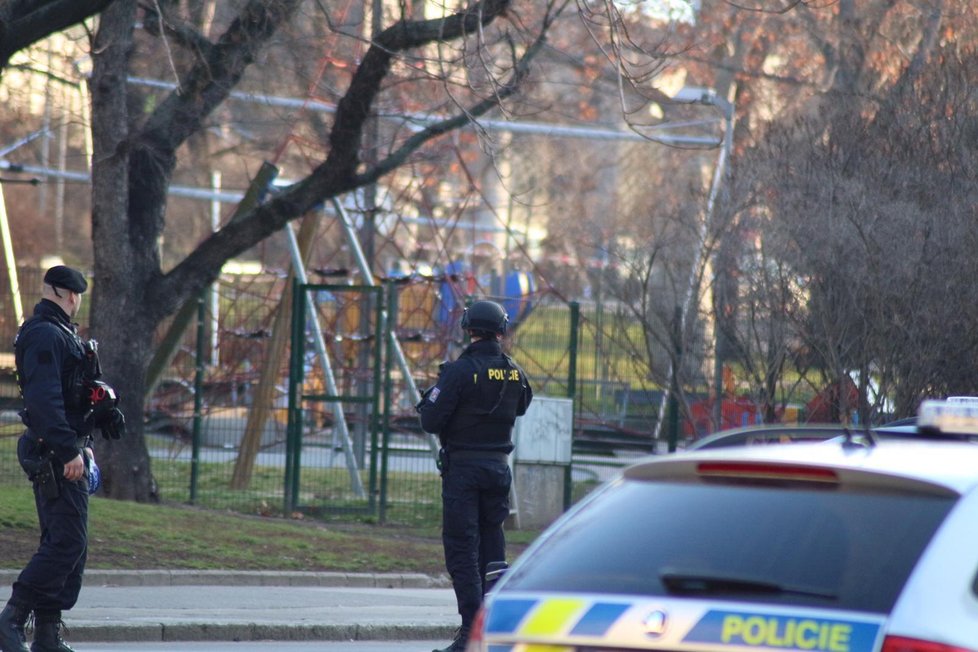 Policisté i záchranáři museli zasahovat v sobotu odpoledne u hlavního nádraží. Pohyboval se zde ozbrojený muž, který vyhrožoval střelbou.