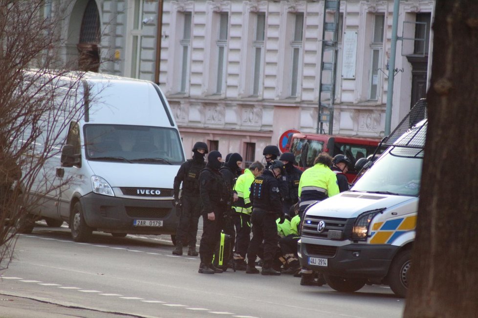 Policisté i záchranáři museli zasahovat v sobotu odpoledne u hlavního nádraží. Pohyboval se zde ozbrojený muž, který vyhrožoval střelbou.