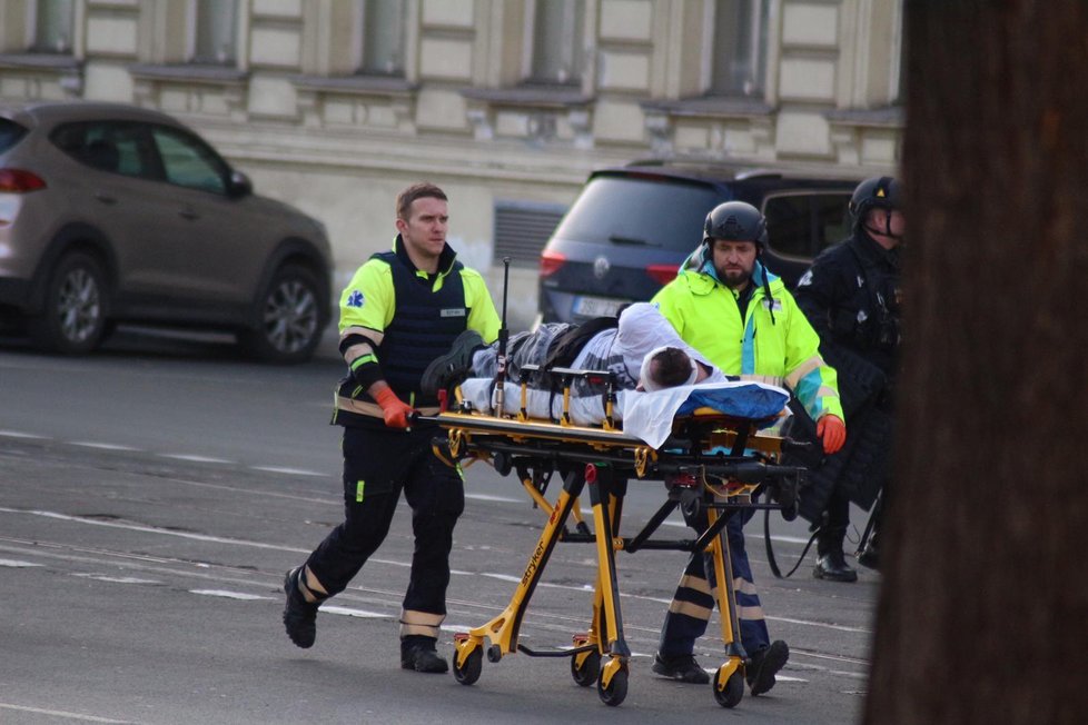 Policisté i záchranáři museli zasahovat v sobotu odpoledne u hlavního nádraží. Pohyboval se zde ozbrojený muž, který vyhrožoval střelbou.