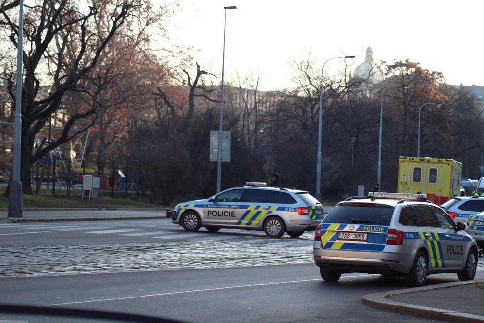 Policisté i záchranáři museli zasahovat v sobotu odpoledne u hlavního nádraží. Pohyboval se zde ozbrojený muž, který vyhrožoval střelbou.