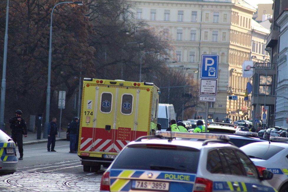 Policisté i záchranáři museli zasahovat v sobotu odpoledne u hlavního nádraží. Pohyboval se zde ozbrojený muž, který vyhrožoval střelbou.