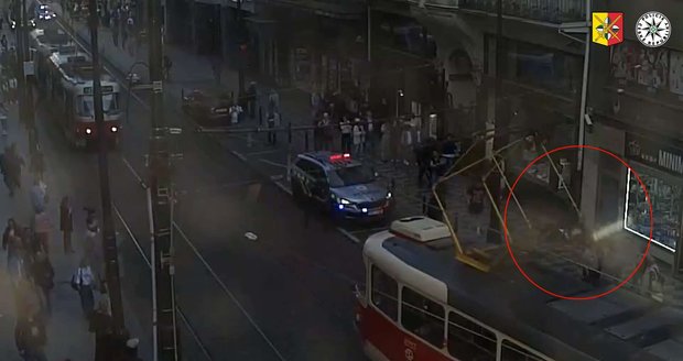 Policista v civilu odhalil cizince, který se v centru Prahy zmocnil cizího notebooku. Ten se potom snažil prodat náhodným kolemjdoucím. (květen 2025)