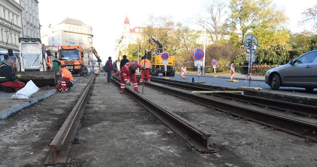 Stavbaři pokračují 18. listopadu 2021 s obnovou historických kolejí v pražské Opletalově ulici, které budou součástí plánované tratě propojující Bolzanovu ulici s Vinohradskou třídou. 