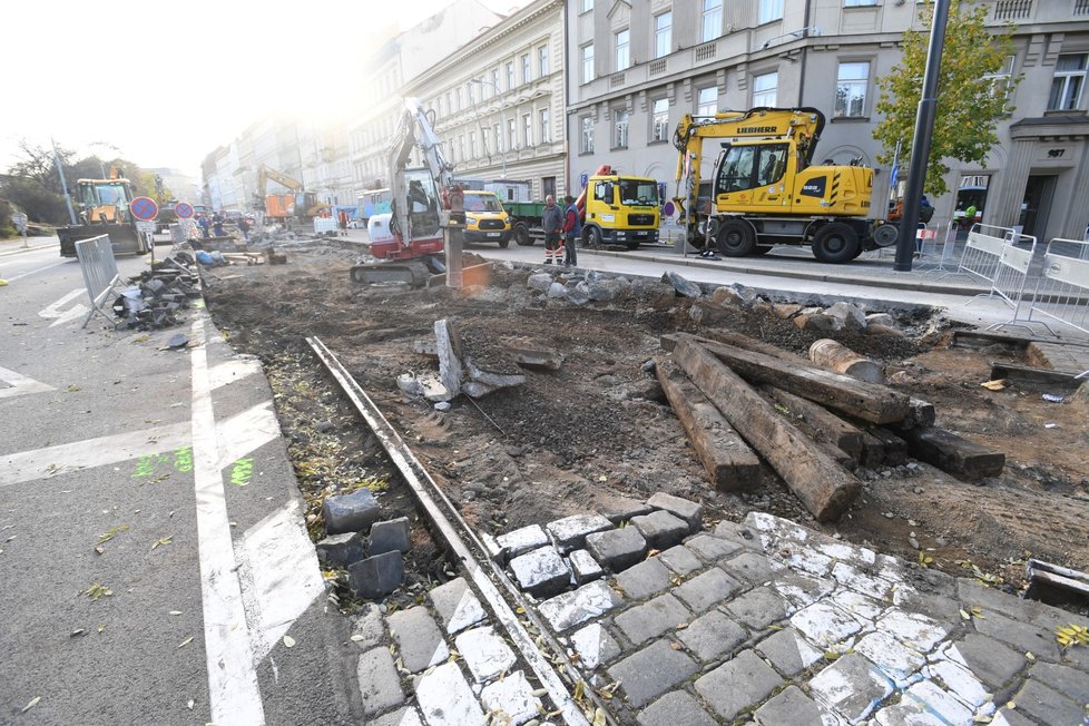 Stavbaři pokračují 18. listopadu 2021 s obnovou historických kolejí v pražské Opletalově ulici, které budou součástí plánované tratě propojující Bolzanovu ulici s Vinohradskou třídou.