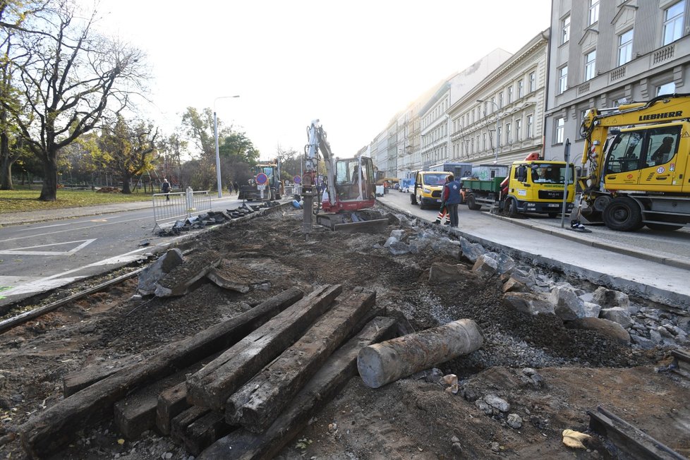 Stavbaři pokračují 18. listopadu 2021 s obnovou historických kolejí v pražské Opletalově ulici, které budou součástí plánované tratě propojující Bolzanovu ulici s Vinohradskou třídou.