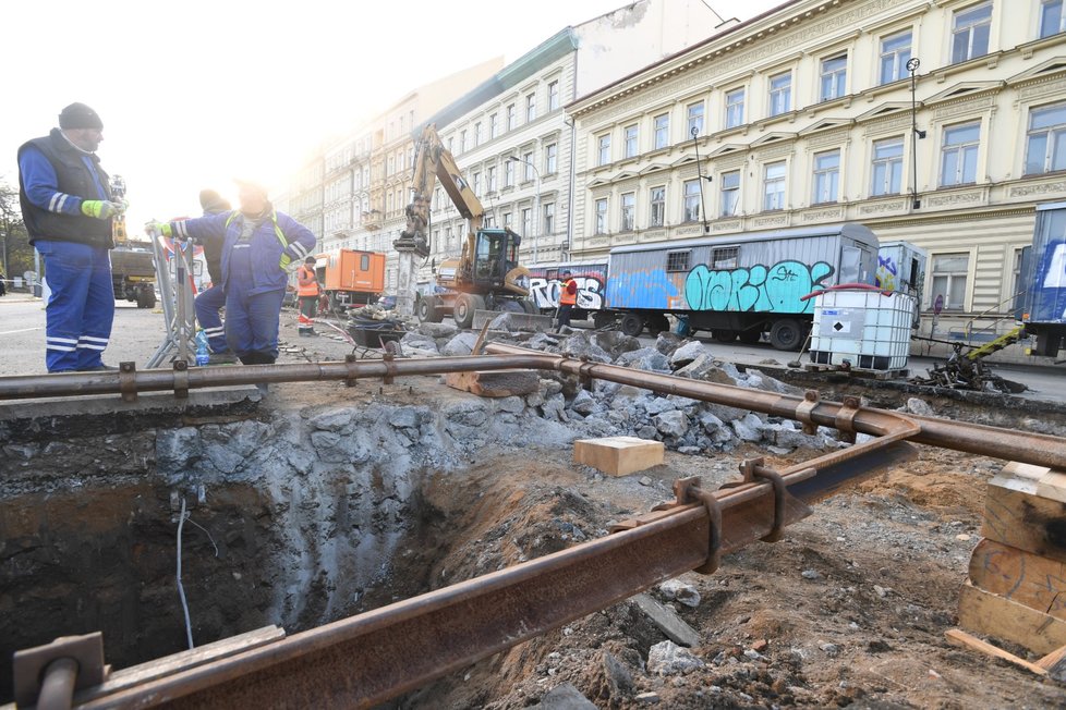 Stavbaři pokračují 18. listopadu 2021 s obnovou historických kolejí v pražské Opletalově ulici, které budou součástí plánované tratě propojující Bolzanovu ulici s Vinohradskou třídou.