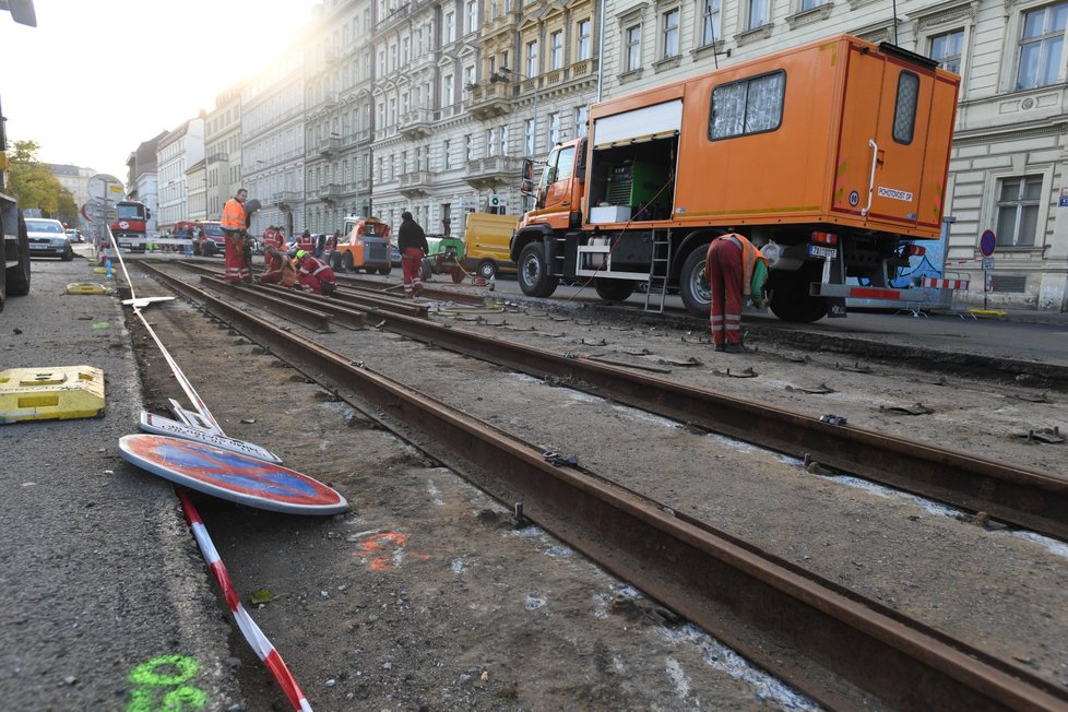 Stavbaři pokračují 18. listopadu 2021 s obnovou historických kolejí v pražské Opletalově ulici, které budou součástí plánované tratě propojující Bolzanovu ulici s Vinohradskou třídou.