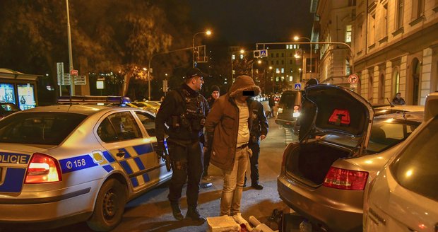 17. 1. 2019: Policisté během pouliční hlídky narazili na vůz, ve kterém nalezli nejen podezřelou střelnou zbraň, ale také s nejvyšší pravděpodobností pervitin.