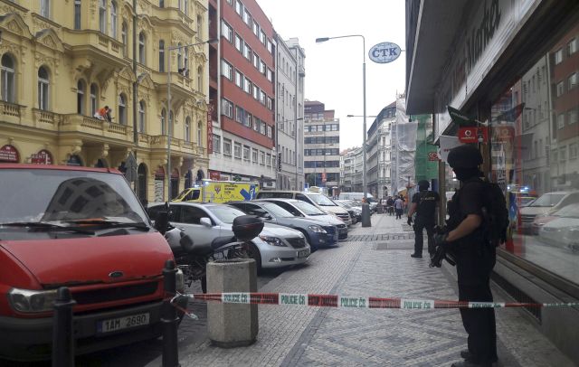 Policisté prošetřují přepadení v Opletalově ulici.