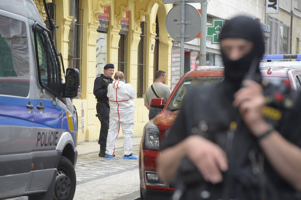 Opletalovu ulici kvůli přepadení v pondělí uzavřeli policisté. Lupič vešel do obchodu se zbraněmi a začal bodat do prodavače.