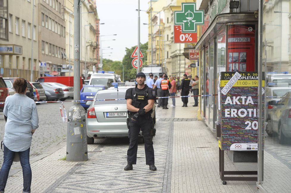 Opletalovu ulici kvůli přepadení v pondělí uzavřeli policisté. Lupič vešel do obchodu se zbraněmi a začal bodat do prodavače.