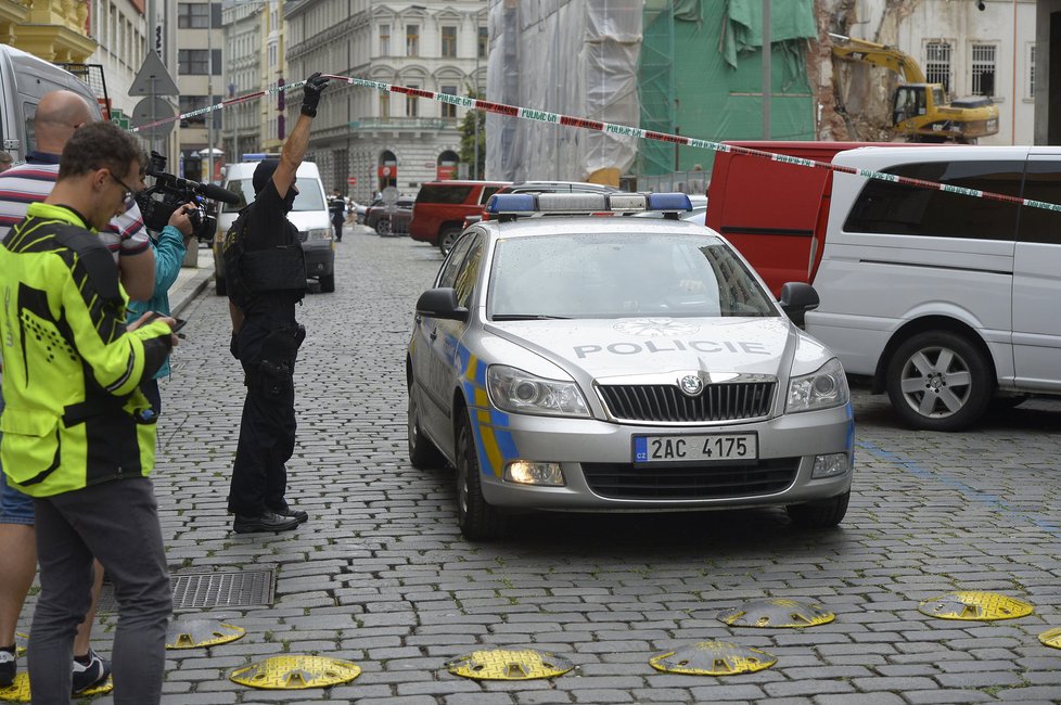 Opletalovu ulici kvůli přepadení v pondělí uzavřeli policisté. Lupič vešel do obchodu se zbraněmi a začal bodat do prodavače.