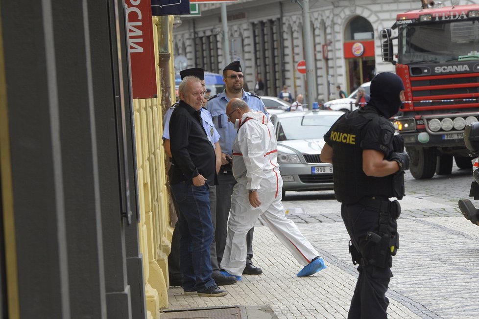 Opletalovu ulici kvůli přepadení v pondělí uzavřeli policisté. Lupič vešel do obchodu se zbraněmi a začal bodat do prodavače.