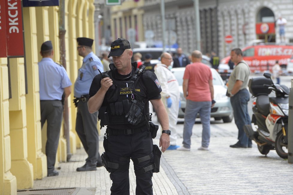 Opletalovu ulici kvůli přepadení v pondělí uzavřeli policisté. Lupič vešel do obchodu se zbraněmi a začal bodat do prodavače.