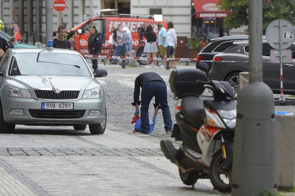 Opletalovu ulici kvůli přepadení v pondělí uzavřeli policisté. Lupič vešel do obchodu se zbraněmi a začal bodat do prodavače.