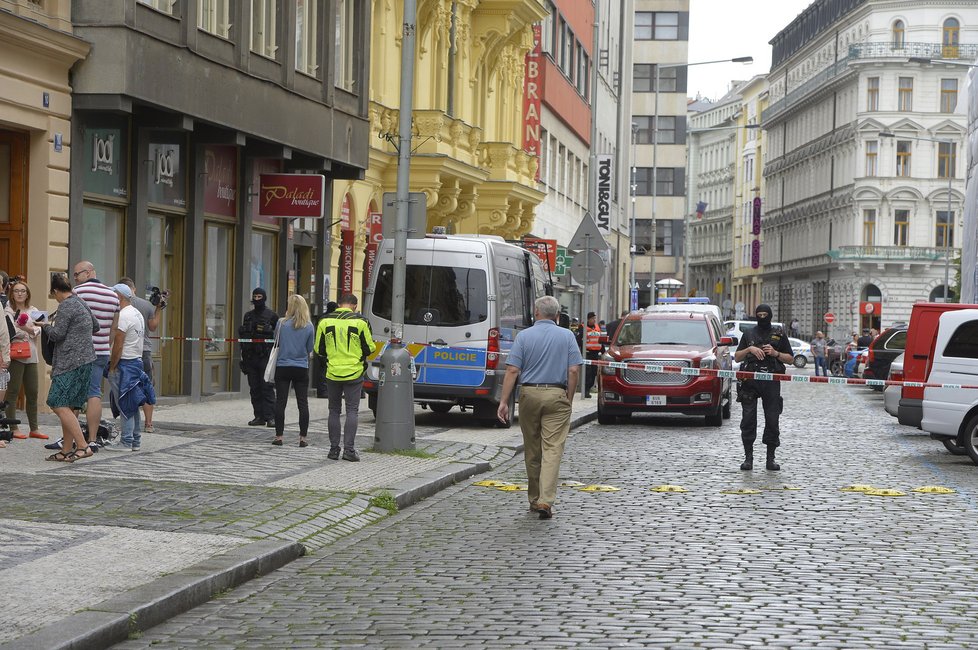 Opletalovu ulici kvůli přepadení v pondělí uzavřeli policisté. Lupič vešel do obchodu se zbraněmi a začal bodat do prodavače.