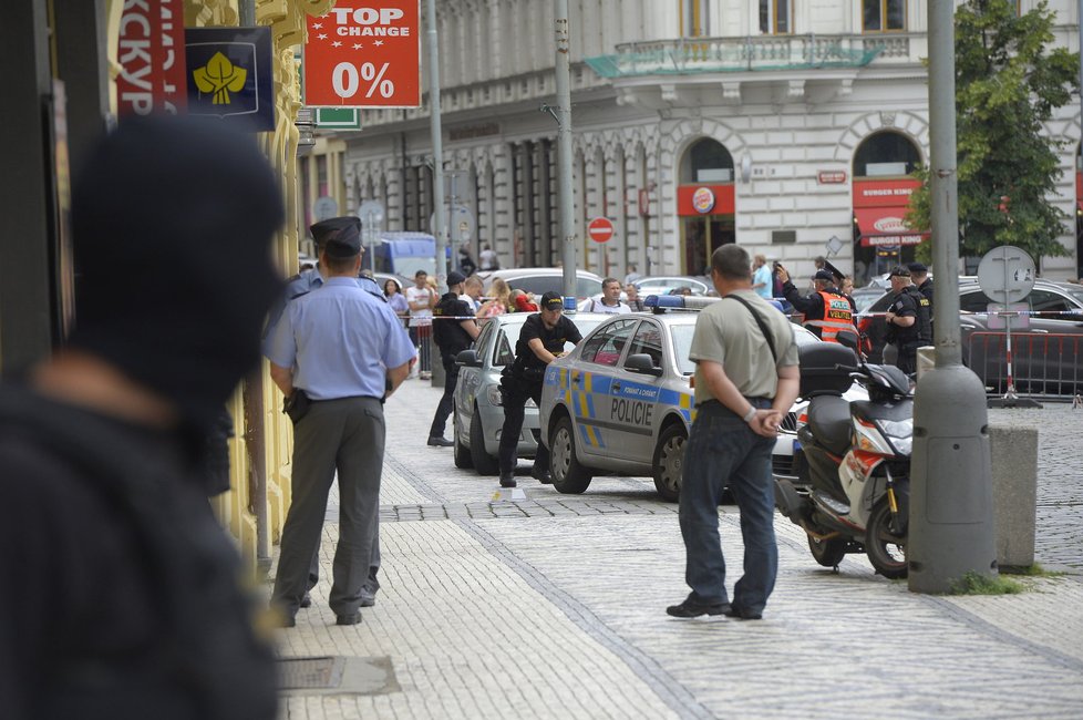 Opletalovu ulici kvůli přepadení v pondělí uzavřeli policisté. Lupič vešel do obchodu se zbraněmi a začal bodat do prodavače.