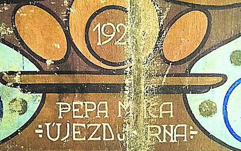 Divadelní oponu pro tuřanské ochotníky vyrobila firma Pepa Máca nejspíš v roce 1928.