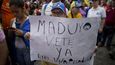 Opoziční protesty ve Venezuele. Žena drží transparent s nápisem Maduro už odejdi...jsi noční můra!