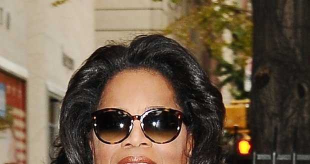 Moderátorka Oprah Winfrey si na nákupy vyrazila v pohodlných bačkůrkách.