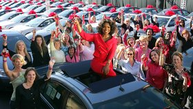 Oprah Winfrey a výherci, kteří během její talkshow vyhráli auto - jen tak...