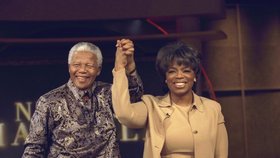 Nelson Mandela (94) na návštěvě u Oprah Winfrey.