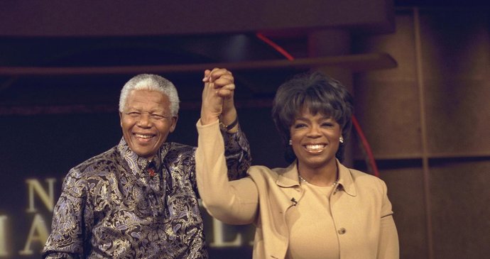 Nelson Mandela (94) na návštěvě u Oprah Winfrey.