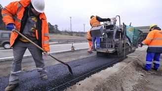 D8 nemusí být poslední zavalenou dálnicí. V Česku se běžně staví na „tekutých píscích“