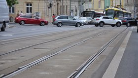 Dopravní peklo v Plzni: Za provozu se budou opravovat koleje na Klatovské