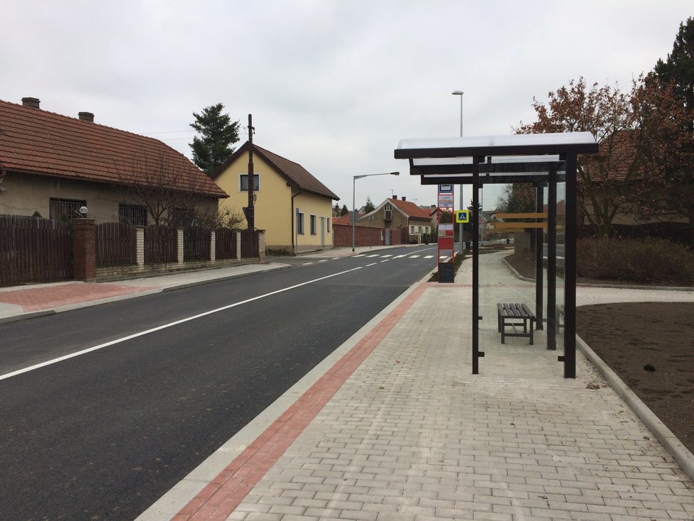 Libušská ulice na jihu Prahy po dokončené rekonstrukci.