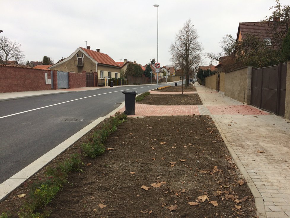 Libušská ulice na jihu Prahy po dokončené rekonstrukci.