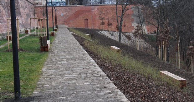 Cesta na Bastion se v parku Folimanka v Praze 2 po třech letech znovu otevřela.