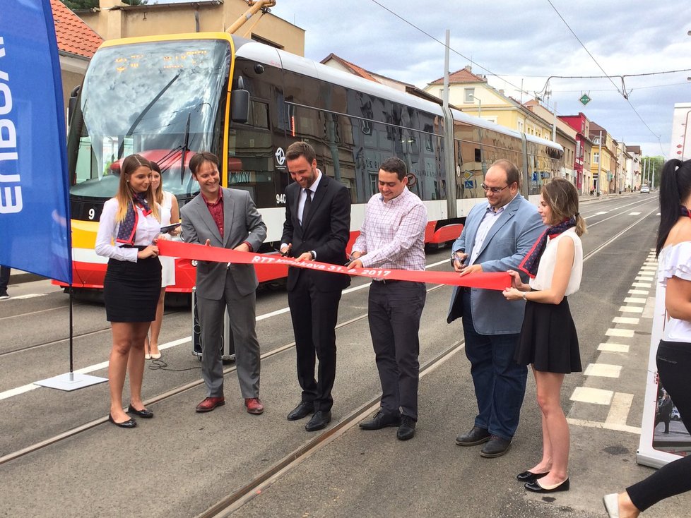 Slavnostní otevření tramvajové trati v Kobylisích.