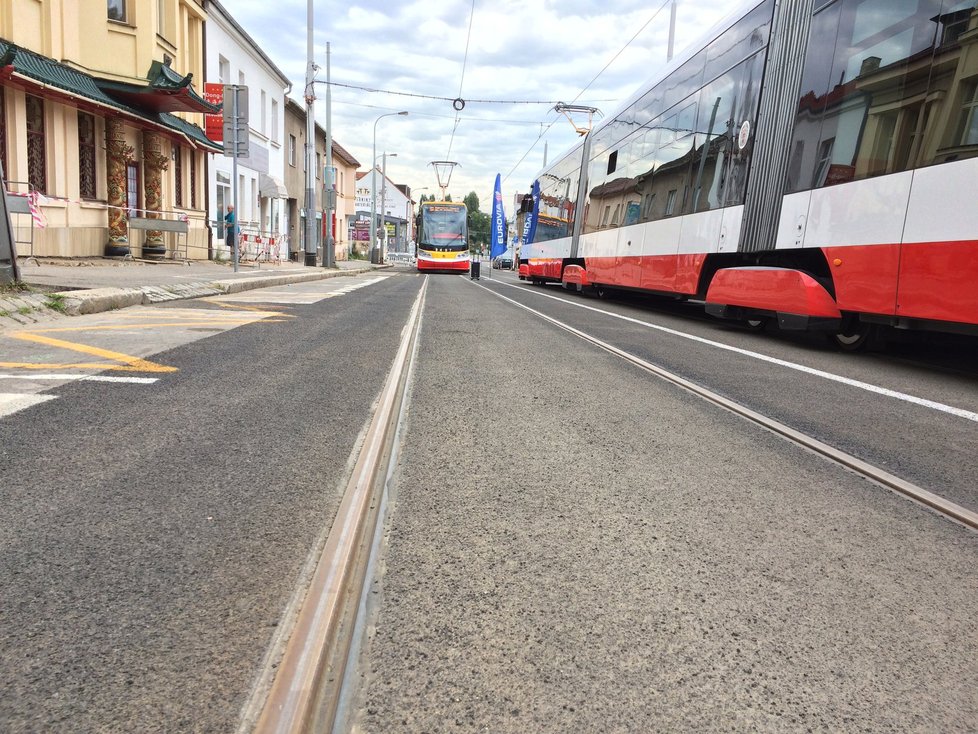 O víkendu končí rekonstrukce tramvajové trati v Kobylisích mezi vozovnou a křižovatkou ulic Klapkova - Březiněveská.