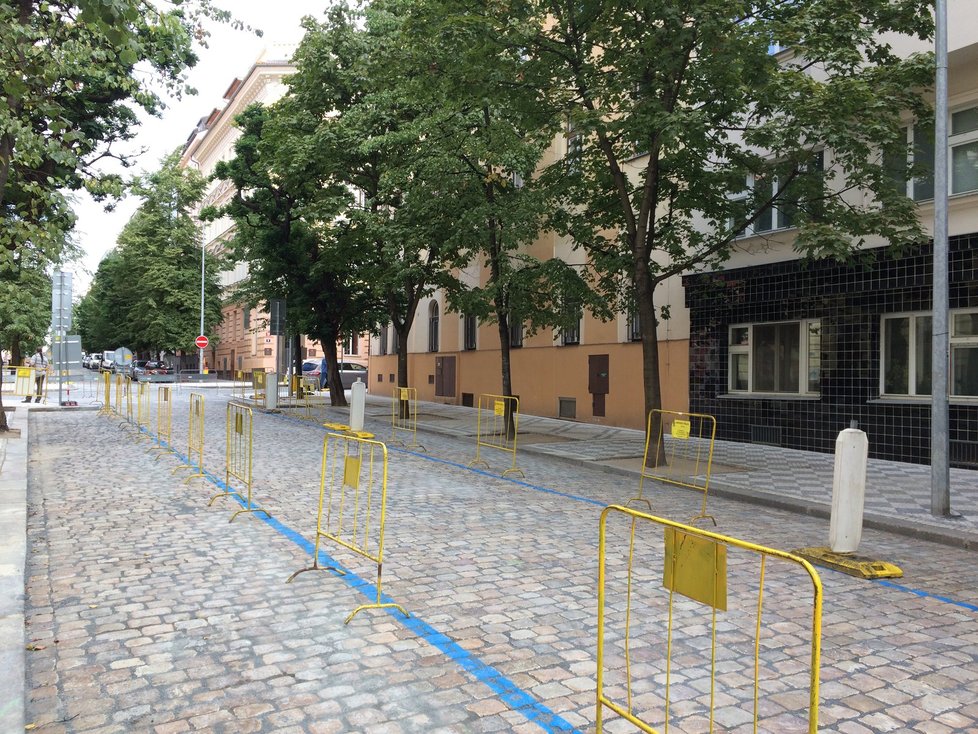 Takhle by to mělo vypadat: Belgická ulice v Praze 2 po rekonstrukci se stromořadím.