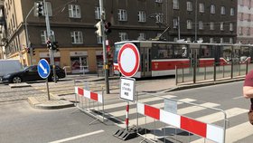 Oprava propadlé vozovky z důvodu prasklého vodovodu na komunikaci Jana Želivského (11. května 2022)