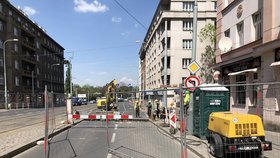 Oprava propadlé vozovky z důvodu prasklého vodovodu na komunikaci Jana Želivského (11. května 2022)  