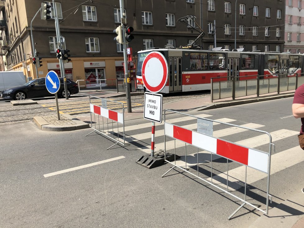 Oprava propadlé vozovky z důvodu prasklého vodovodu na komunikaci Jana Želivského (11. května 2022)  