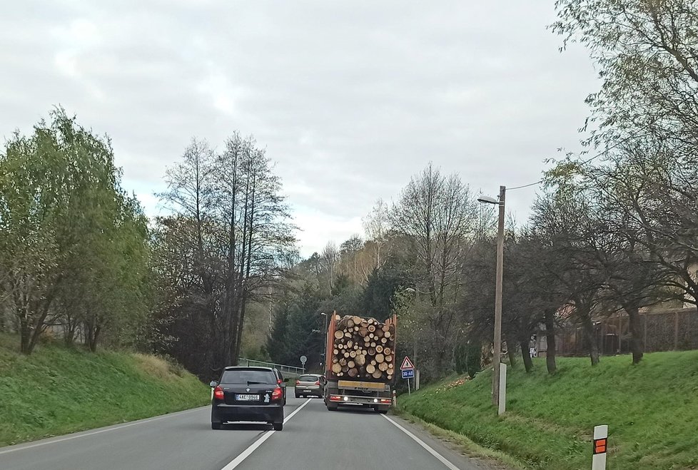 Silničáři opravují hlavní tah i vedlejší silnici mezi Třincem a Jablunkovem najednou. Tvoří se ukrutně dlouhé kolony a řidiči nevědí, kudy jet.