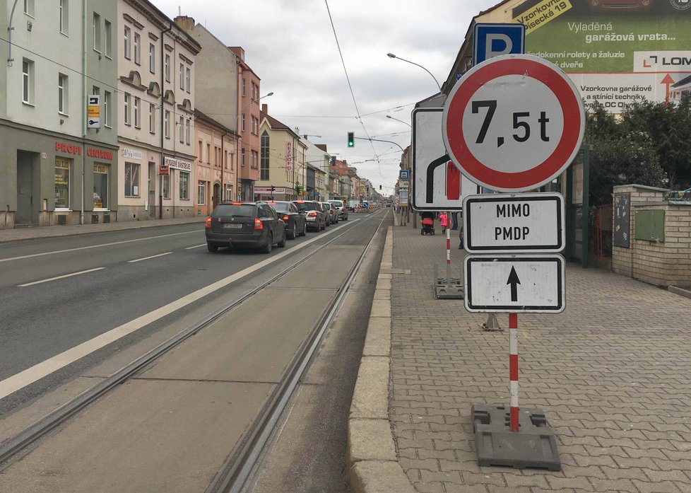 Oprava Slovanské ulice v Plzni potrvá do jara příštího roku.