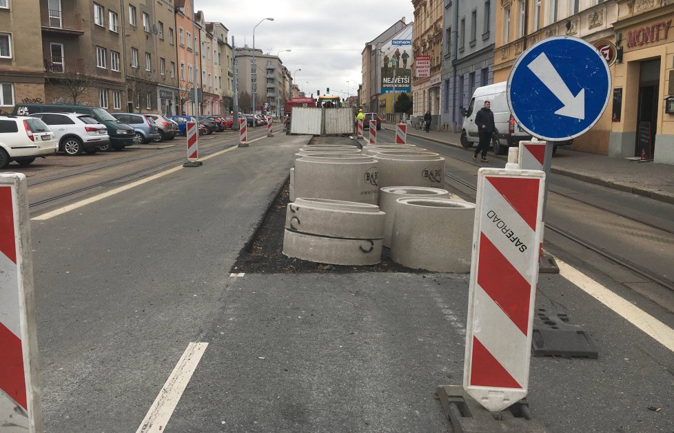 Oprava Slovanské ulice v Plzni potrvá do jara příštího roku.